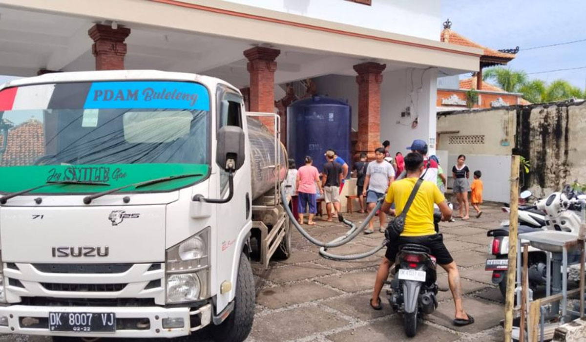 Krisis Air Pascabencana! BPBD dan Tirta Hita Turunkan Mobil Tangki Untuk Warga Tirtasari