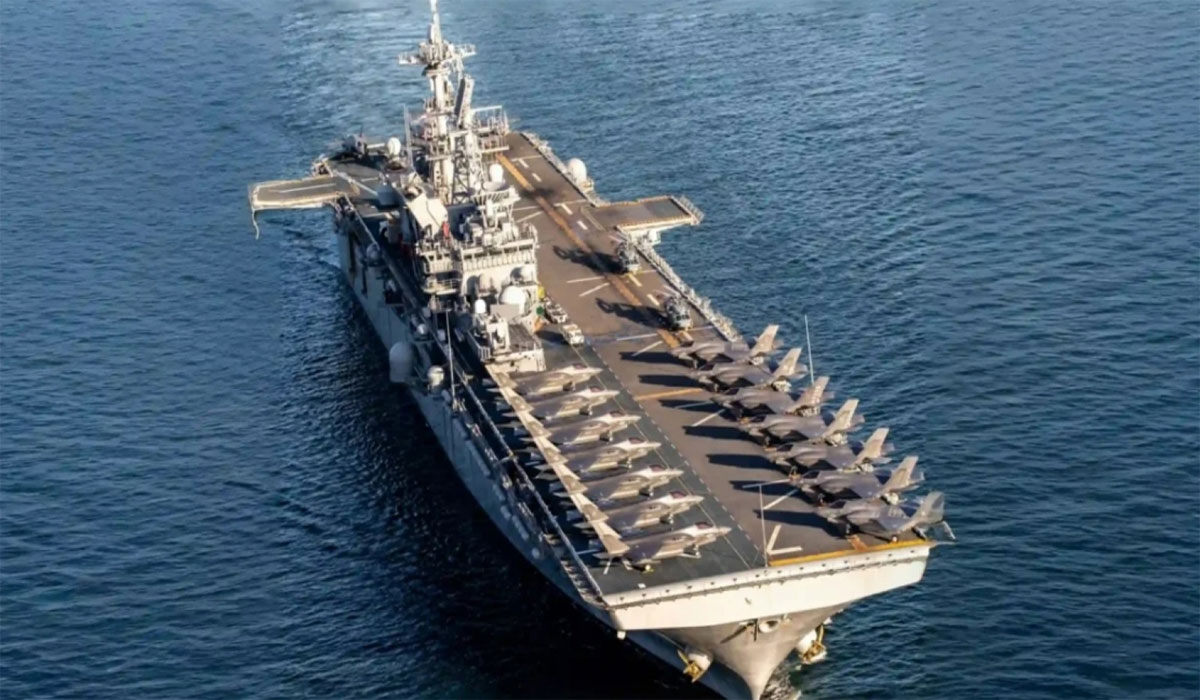 USS Tripoli bergerak ke Timur Tengah usai dari Singapura, bawa ribuan marinir dan picu spekulasi eskalasi konflik dengan Iran.
